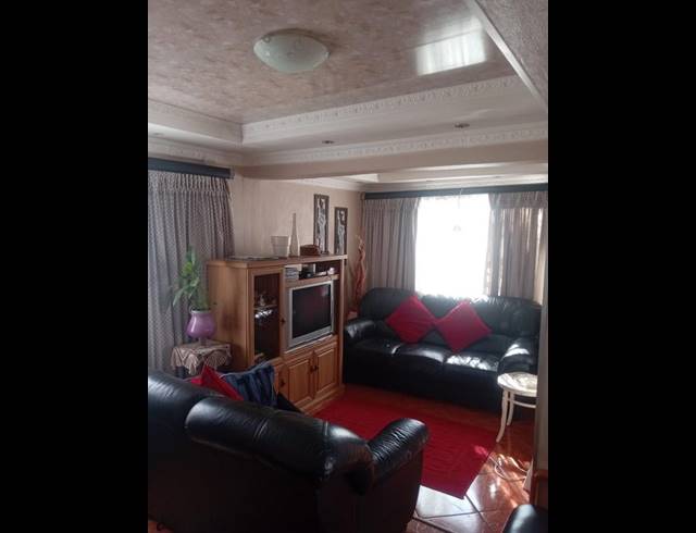 2 BEDROOM HOUSE FOR SALE IN ESSELEN PARK